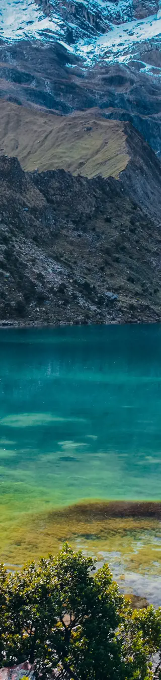 Wandere zur blauen Lagune von Humantay
